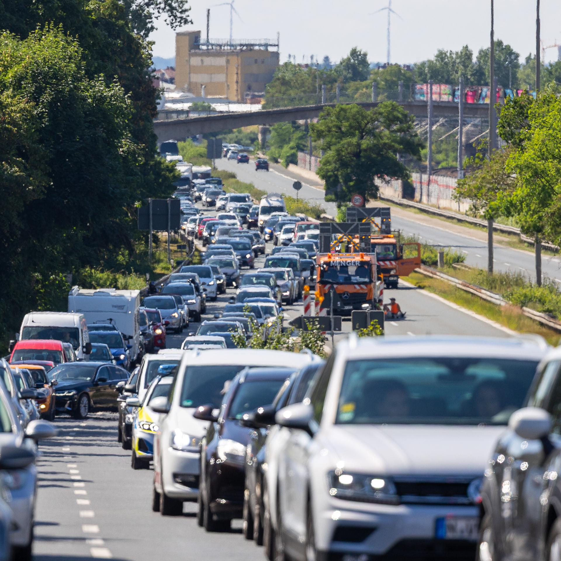 Starker Rückstau im Autoverkehr auf einer Zufahrt zum Frankenschnellweg in Nürnberg