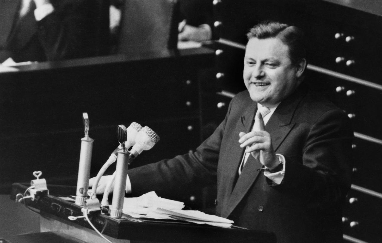 Franz Josef Strauß (CSU) Mitte der 1950er Jahre bei einer Rede im Bundestag in Bonn
