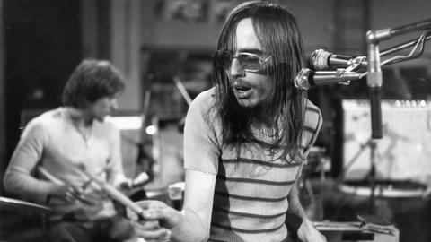 Dieter Serfas, der Schlagzeuge der Krautrock-Band Embryo in Action, Anfang 1970er Jahre. Dieter Serfas, der Schlagzeuge der Krautrock-Band Embryo in Action, Anfang 1970er Jahre.