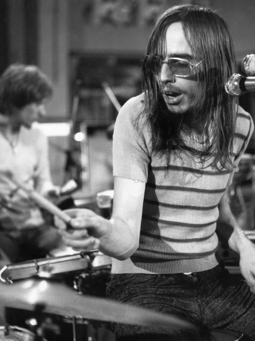 Christian Burchard, der Schlagzeuge der Krautrock-Band Embryo in Action, Anfang 1970er Jahre.