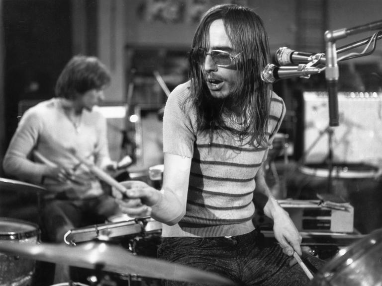 Christian Burchard, der Schlagzeuge der Krautrock-Band Embryo in Action, Anfang 1970er Jahre.