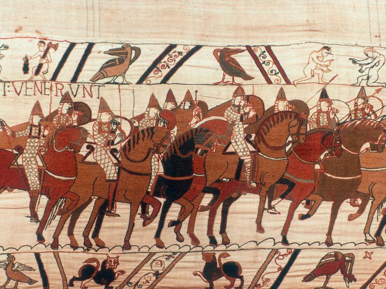 Ausschnitt aus dem Wandteppich von Bayeux (Ende 11. Jh.): Die Normannen rücken in Schlachtordnung vor (Schlacht von Hastings, 1066)