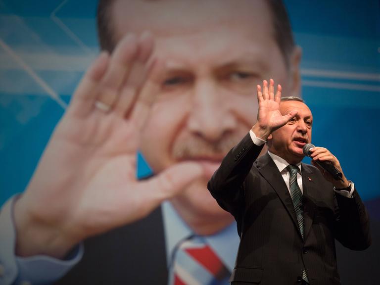 Auftritt des türkischen Ministerpräsident Recep Tayyip Erdogan im Tempodrom in Berlin. Der Premier spricht vor tausenden Anhängern auf der von den European Turkish Democrats (UETD) organisierten Veranstaltung.
