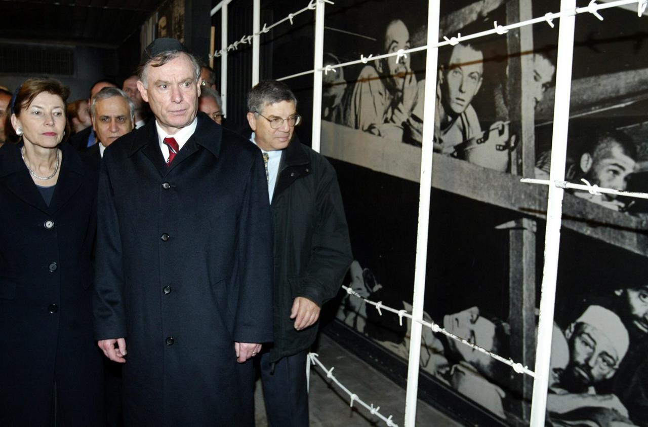 Bundespräsident Horst Köhler (M.) besucht am 1. Februar 2005 mit seiner Frau Eva (l.) die Holocaust-Gedenkstätte Yad Vashem in Jerusalem und geht an einer Fotowand aus einem Nazi-Todeslager vorbei.