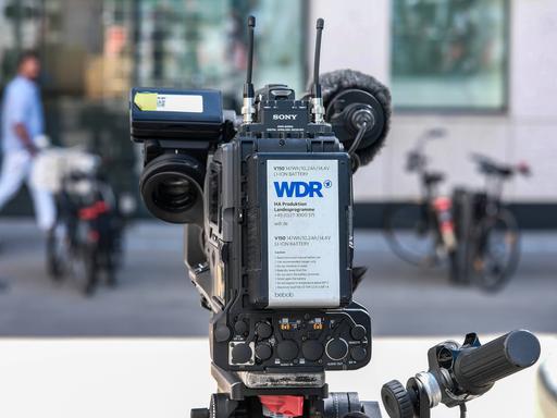 Aufgebaute Kamera des WDR in einer Fußgängerzone.