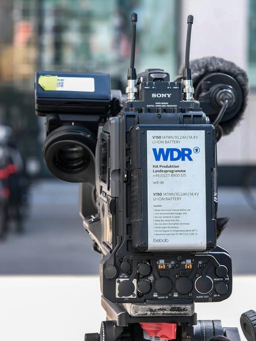 Aufgebaute Kamera des WDR in einer Fußgängerzone.