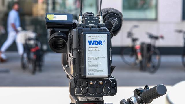 Aufgebaute Kamera des WDR in einer Fußgängerzone.