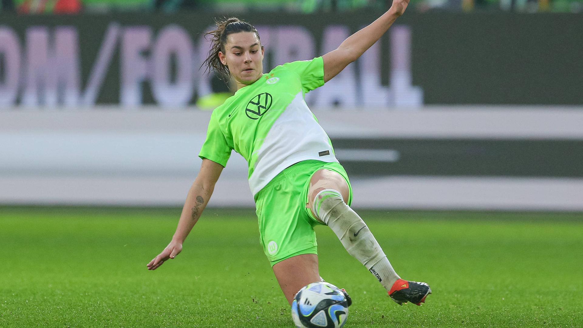 Fußballspielerin Lena Oberdorf grätscht zum Ball.