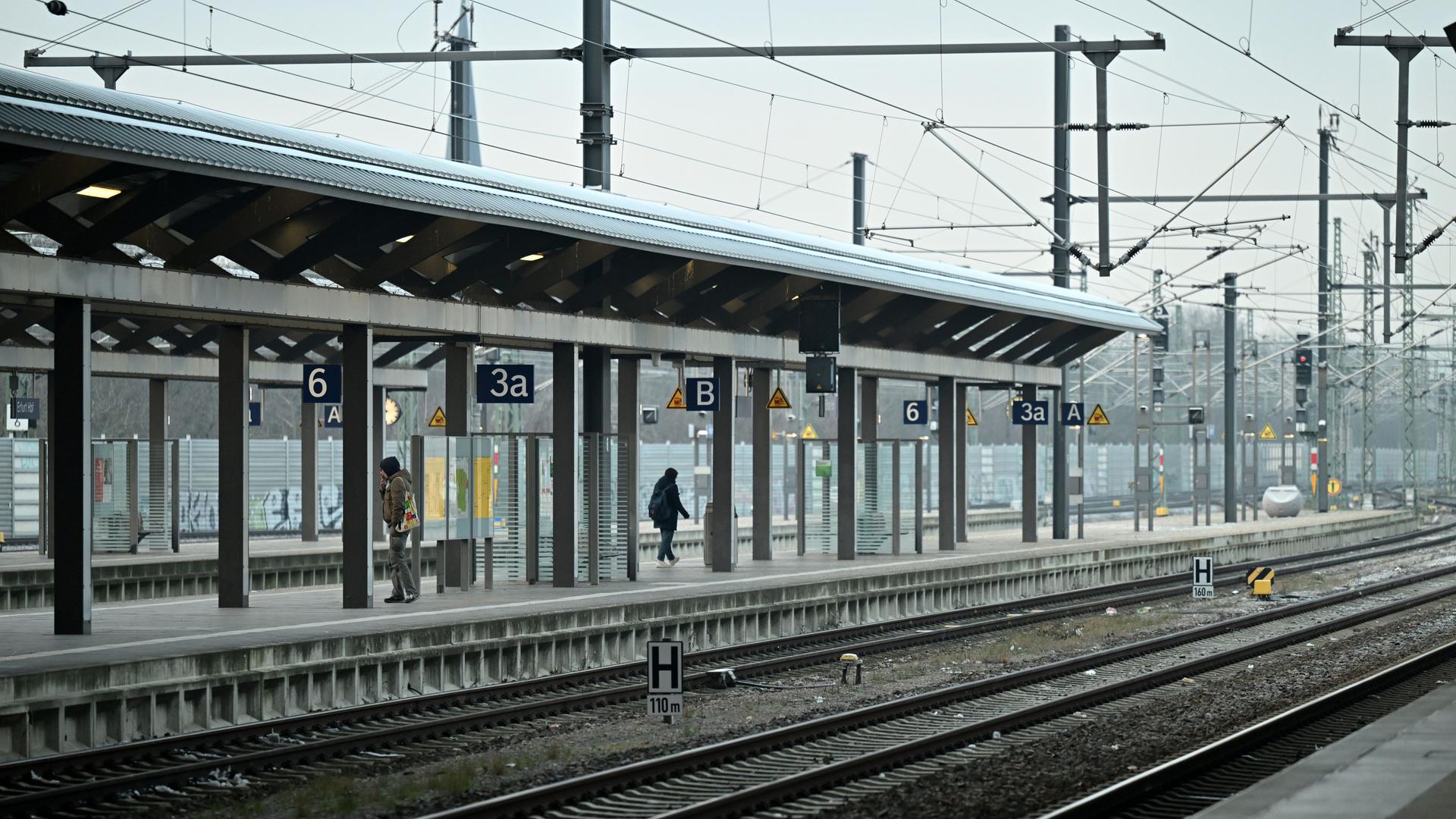 Thüringen, Erfurt: Fast menschenleer ist ein Bahnsteig im Erfurter Hauptbahnhof.