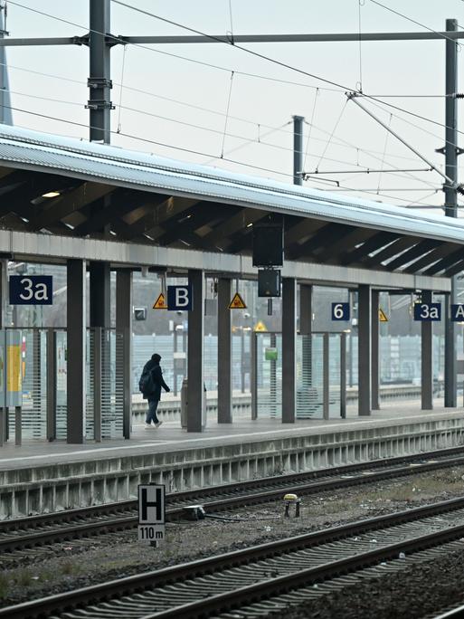 Thüringen, Erfurt: Fast menschenleer ist ein Bahnsteig im Erfurter Hauptbahnhof.