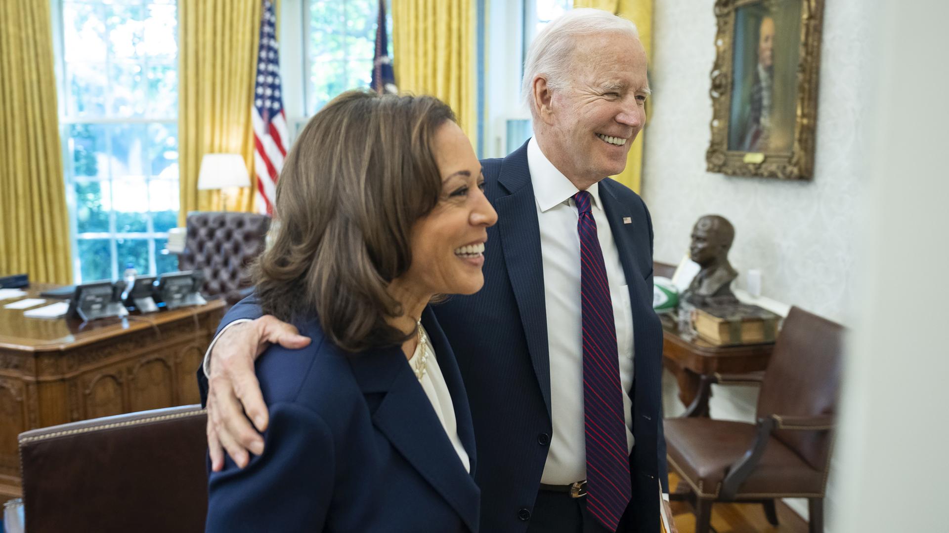 Präsident Joe Biden und Vizepräsidentin Kamala Harris sprechen Arm-in-Arm vor ihrem gemeinsamen Mittagessen, Freitag, 2. September 2022, im Oval Office. 