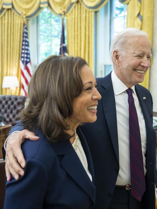 Präsident Joe Biden und Vizepräsidentin Kamala Harris sprechen Arm-in-Arm vor ihrem gemeinsamen Mittagessen, Freitag, 2. September 2022, im Oval Office. 