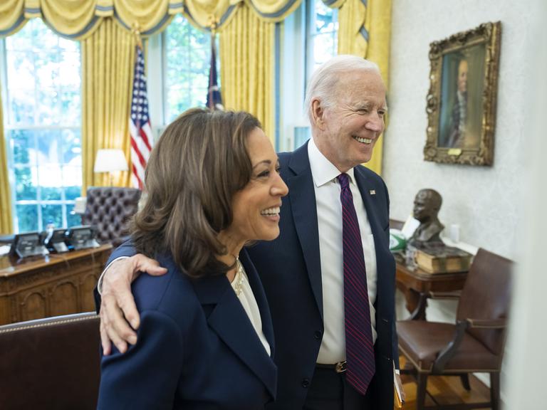 Präsident Joe Biden und Vizepräsidentin Kamala Harris sprechen Arm-in-Arm vor ihrem gemeinsamen Mittagessen, Freitag, 2. September 2022, im Oval Office. 