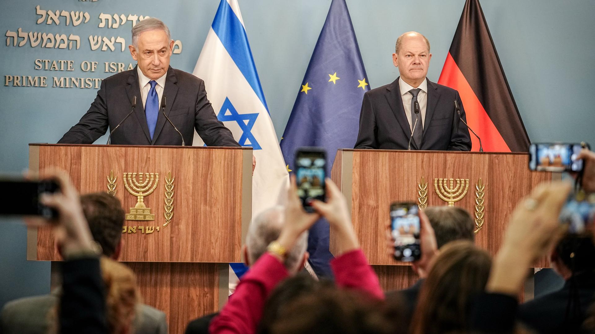 Bundeskanzler Olaf Scholz (SPD) und Benjamin Netanjahu (l), Ministerpräsident von Israel, geben in Jerusalem ein Pressestatement.