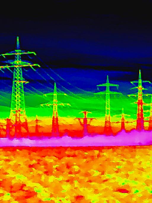 Wärmebildaufnahme von Hochspannungsmasten und Überlandleitungen.