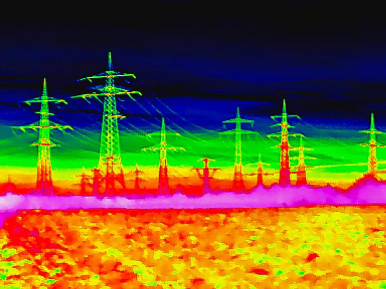 Wärmebildaufnahme von Hochspannungsmasten und Überlandleitungen.