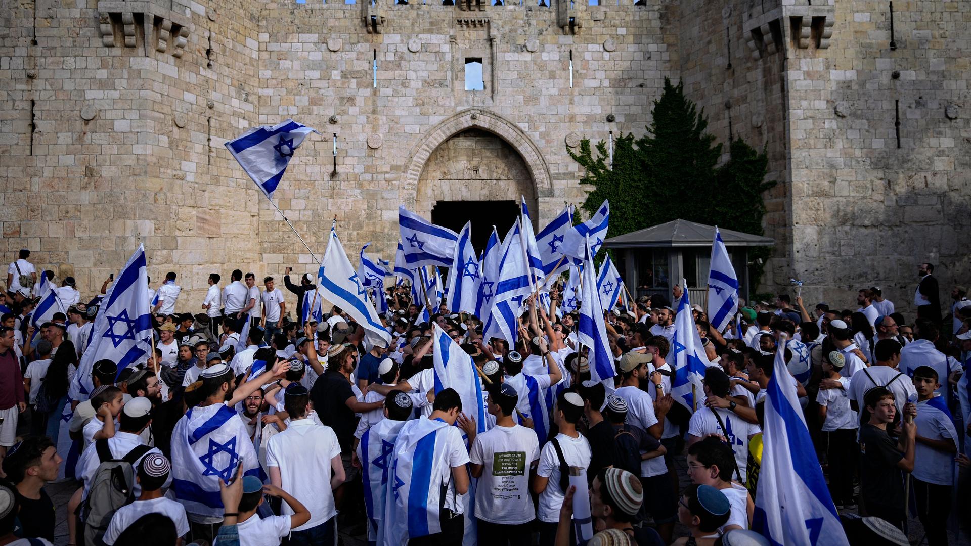 Hunderte israelische Nationalisten schwenken israelische Flaggen vor dem Damaskustor, einer historischen Toranlage in der Altstadt von Jerusalem.