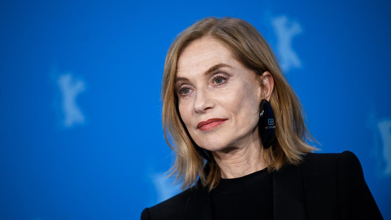 Schauspielerin Isabelle Huppert lächelt.