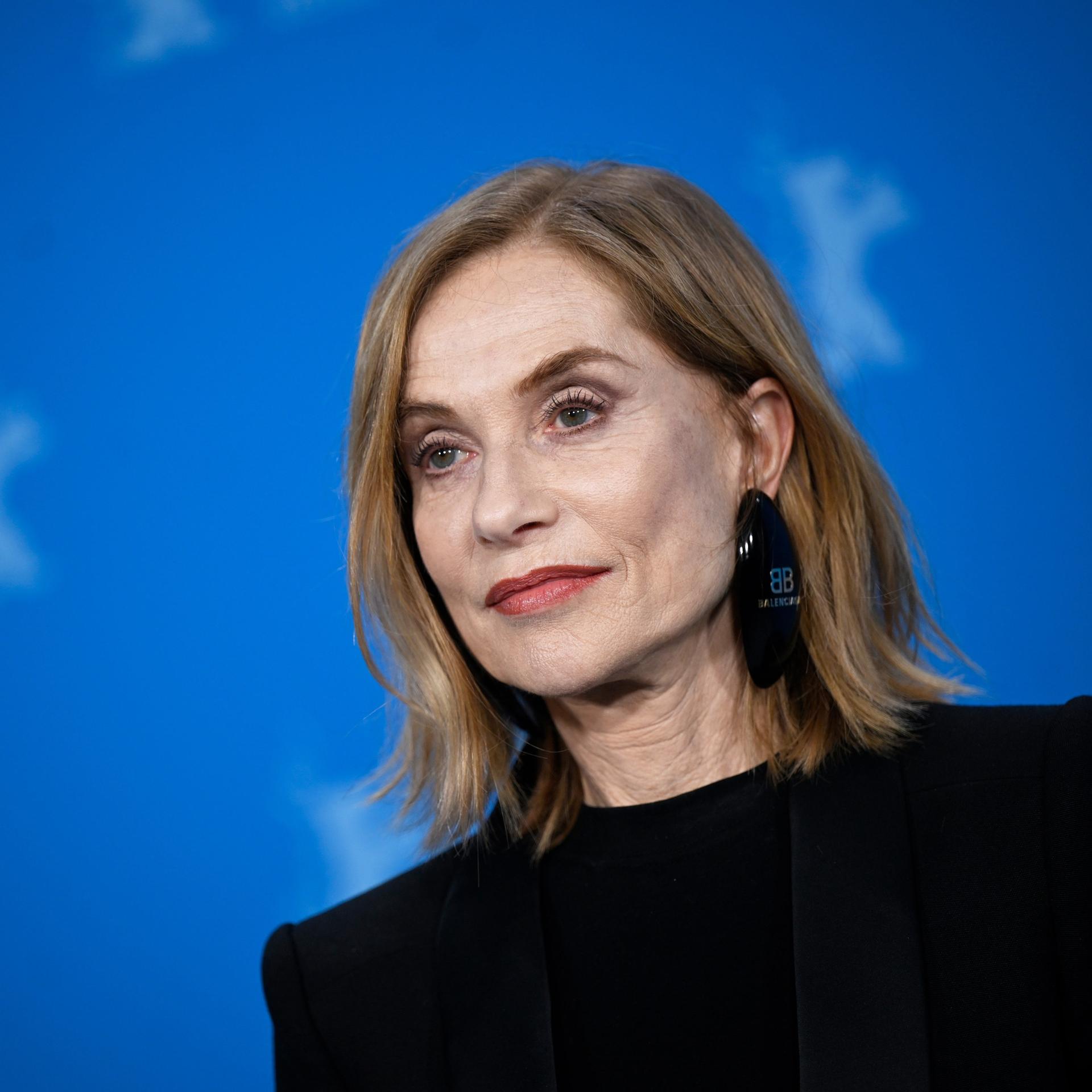 Berlin: Schauspielerin Isabelle Huppert beim Photocall des Films "Yeohaengjaui pilyo" (engl: "Travelers Needs", Sektion Wettbewerb) bei der Berlinale. 