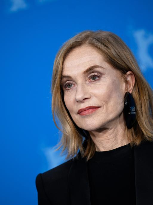 Berlin: Schauspielerin Isabelle Huppert beim Photocall des Films "Yeohaengjaui pilyo" (engl: "Travelers Needs", Sektion Wettbewerb) bei der Berlinale. 