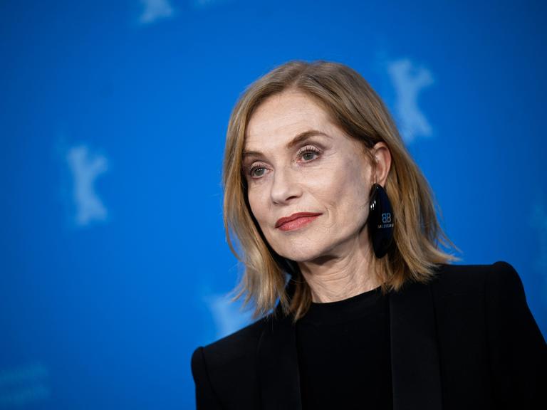 Berlin: Schauspielerin Isabelle Huppert beim Photocall des Films "Yeohaengjaui pilyo" (engl: "Travelers Needs", Sektion Wettbewerb) bei der Berlinale. 