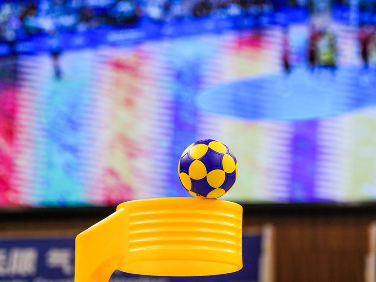 Nahaufnahme des typisch gleb-blauen Korfballs und des Korbes während eines Spiels