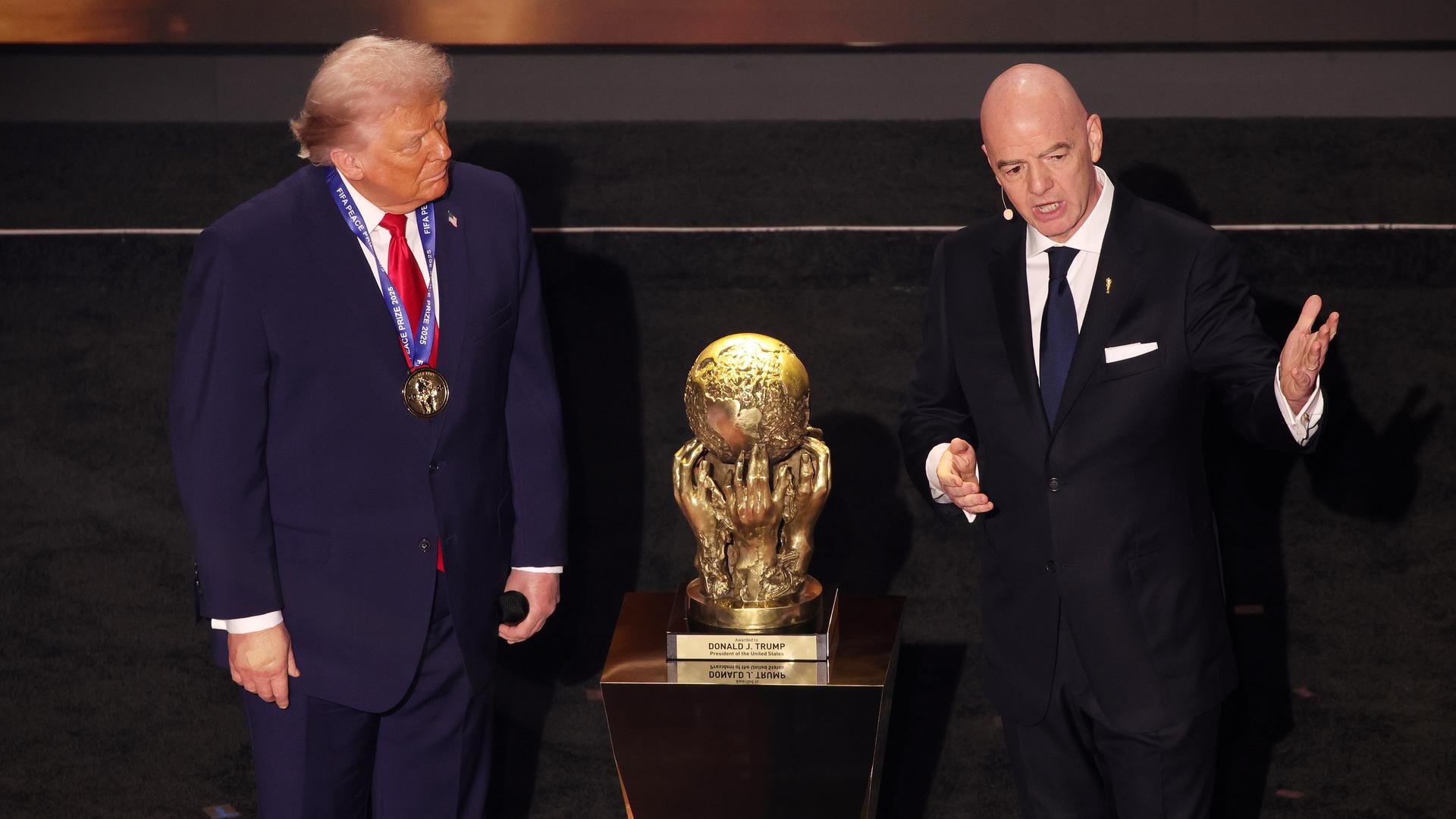 Gianni Infantino überreicht Donald Trump einen speziell geschaffenen „FIFA-Friedenspreis“ vor der WM 2026 in den USA Gianni Infantino überreicht Donald Trump einen speziell geschaffenen „FIFA-Friedenspreis“ vor der WM 2026 in den USA