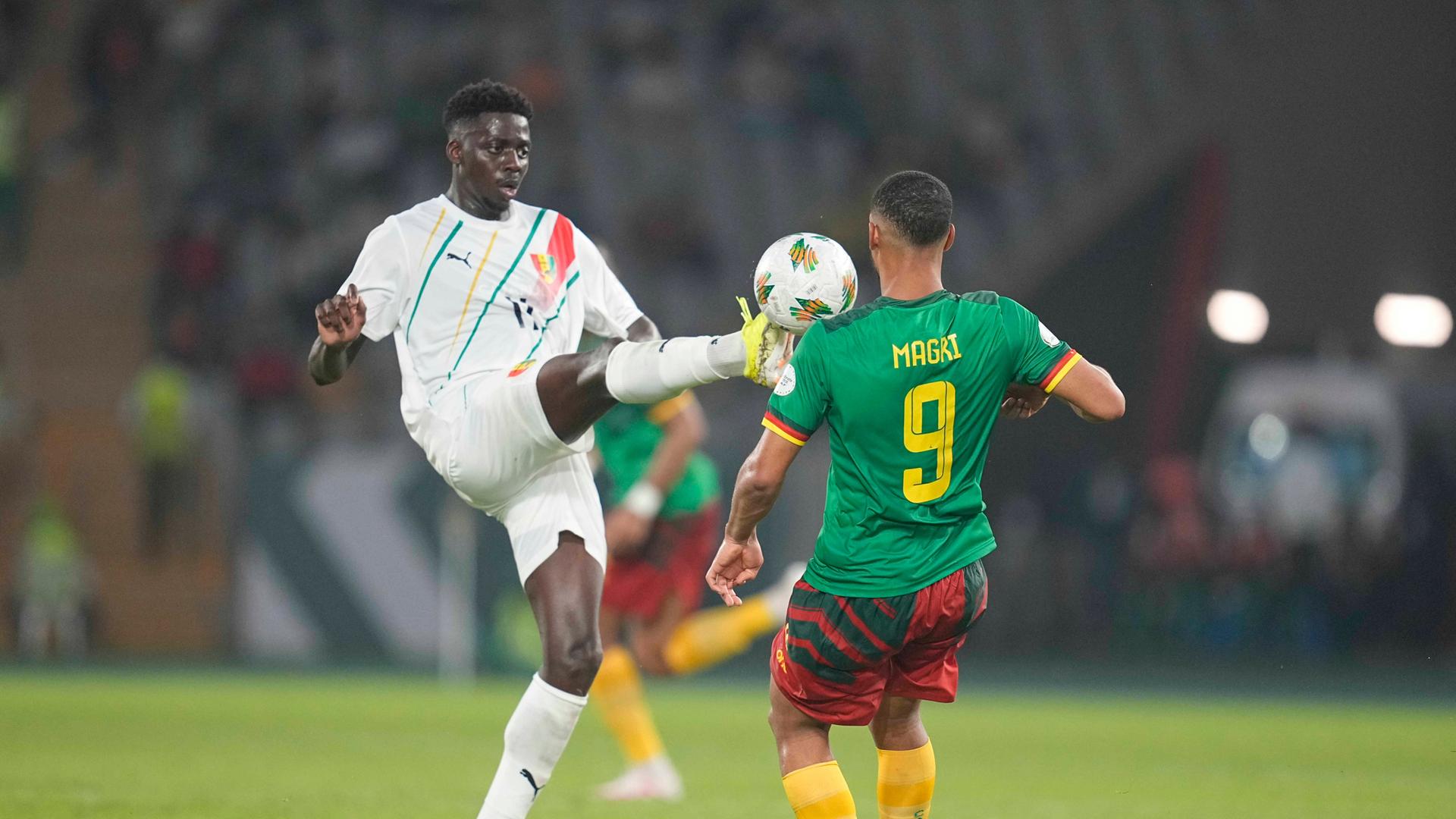 Georges Kevin Nkoudou Mbida (Kamerun) und Serhou Yadaly Guirassy (Guinea) kämpfen um den Ball während des Spiels Kamerun gegen Guinea beim Afrika-Cup 2024