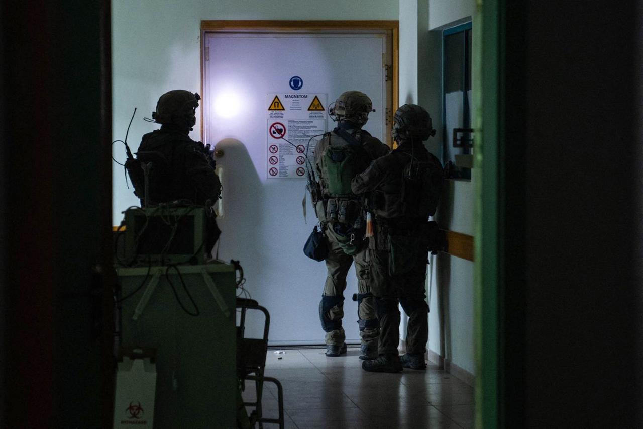 Drei israelische Soldaten stehen in einem Flur des Al-Schifa-Krankenhauses in Gaza Stadt. 