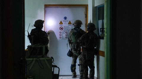 Drei israelische Soldaten stehen in einem Flur des Al-Schifa-Krankenhauses in Gaza Stadt.