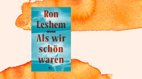 Blaues Buchcover mt Wellenmotiv zu Ben Leshems Roman "Als wir schön waren" auf orangefarbenem Aquarellhintergrund.