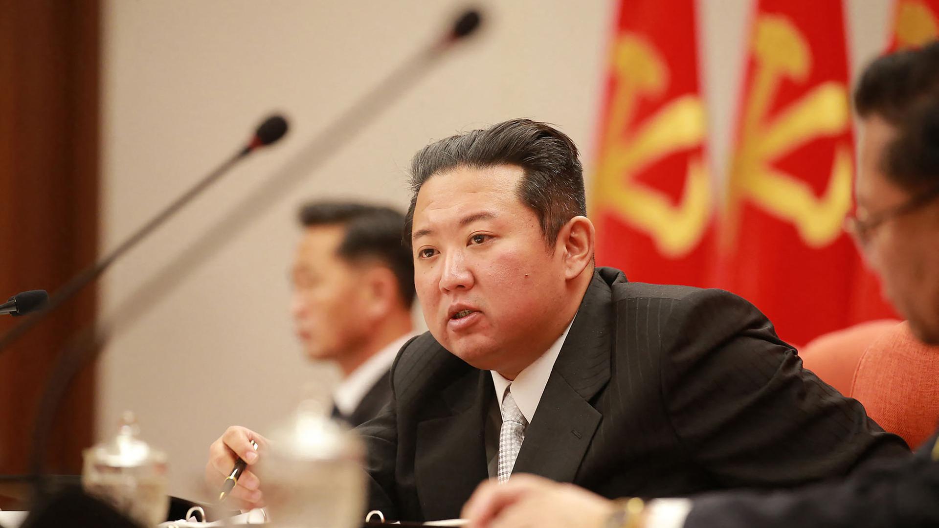 Kim Jong Un spricht in ein Mikrofon; das Foto wurde von der staatlichen nordkoreanischen Nachrichtenagentur herausgegeben. Kim Jong Un spricht in ein Mikrofon; das Foto wurde von der staatlichen nordkoreanischen Nachrichtenagentur herausgegeben.