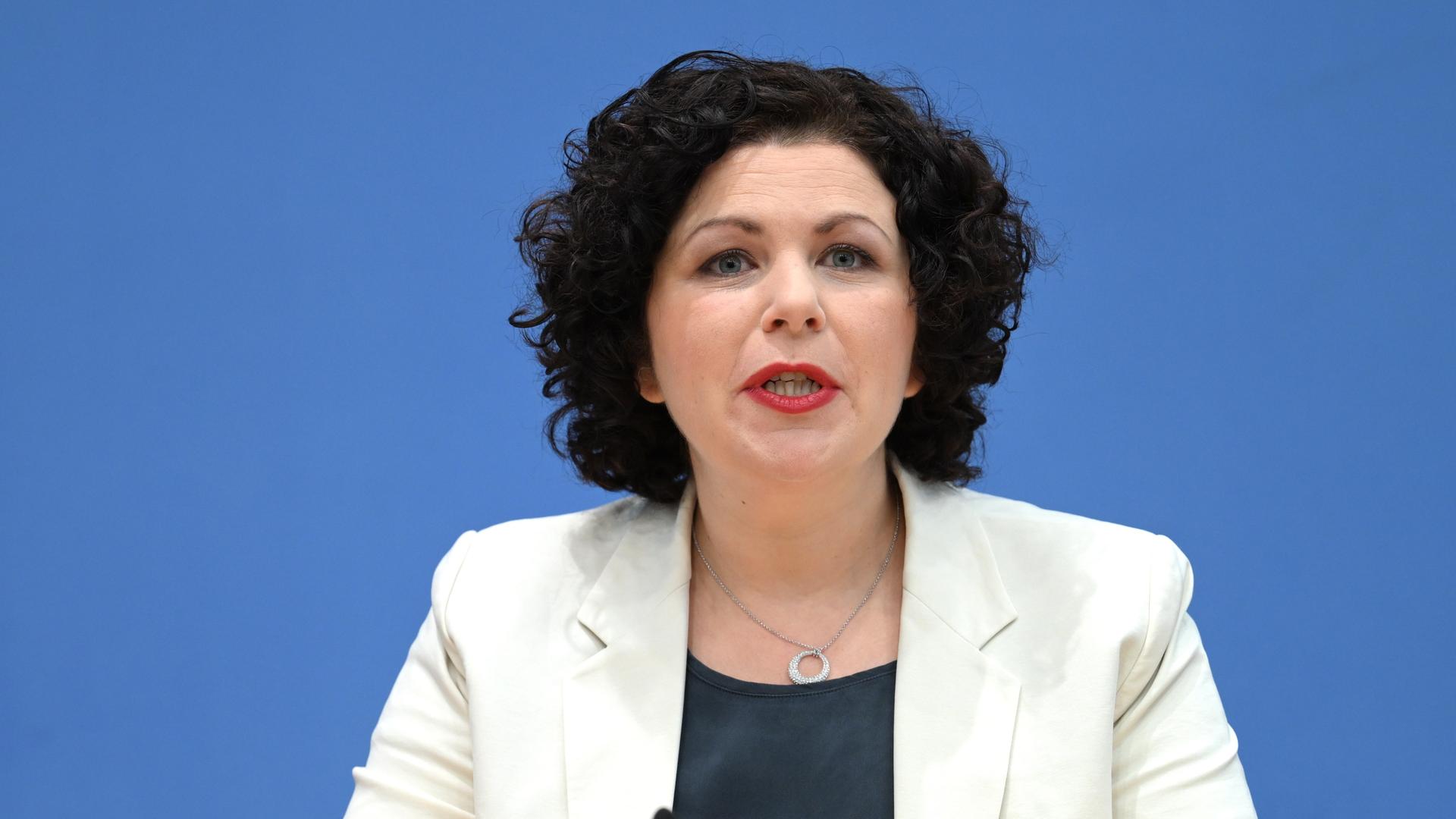 Amira Mohamed Ali, ehemalige Linken-Fraktionsvorsitzende im Bundestag, spricht während der Pressekonferenz zur Gründung des Vereins "Bündnis Sahra Wagenknecht - Für Vernunft und Gerechtigkeit". Der Verein ist bereits seit einigen Wochen registriert und gilt als Vorstufe zur Gründung einer eigenen Partei der Linken-Politikerin.