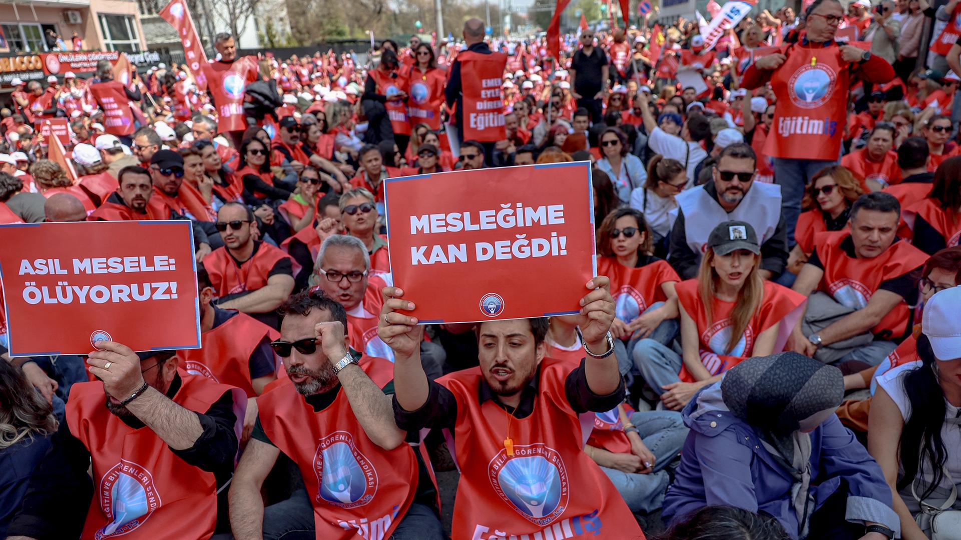 Mehrere tausend Lehrer in Ankara protestieren, viele halten Schilder hoch. Mehrere tausend Lehrer in Ankara protestieren, viele halten Schilder hoch.