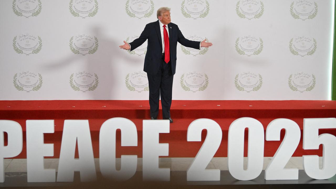 Donald Trump steht im ägyptischen Küstenort Scharm el-Scheich bei der Unterzeichnung des Abkommens für Gaza auf einer Bühne und breitet die Arme aus. Am Fuß der Bühne ist "Peace 2025" zu lesen. Donald Trump steht im ägyptischen Küstenort Scharm el-Scheich bei der Unterzeichnung des Abkommens für Gaza auf einer Bühne und breitet die Arme aus. Am Fuß der Bühne ist "Peace 2025" zu lesen.