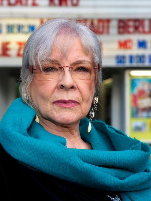 Annekathrin Bürger, 2016, vor dem Bundesplatzkino in Berlin. Annekathrin Bürger, 2016, vor dem Bundesplatzkino in Berlin.