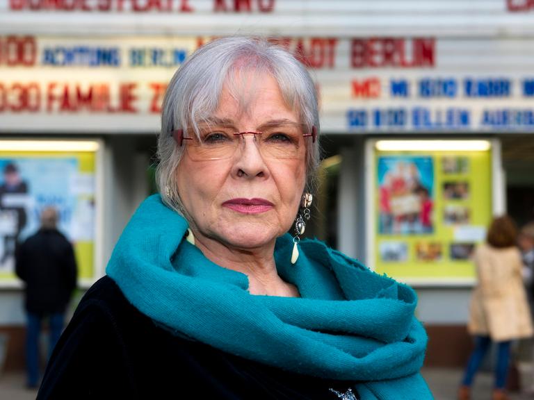 Annekathrin Bürger, 2016, vor dem Bundesplatzkino in Berlin. Annekathrin Bürger, 2016, vor dem Bundesplatzkino in Berlin.
