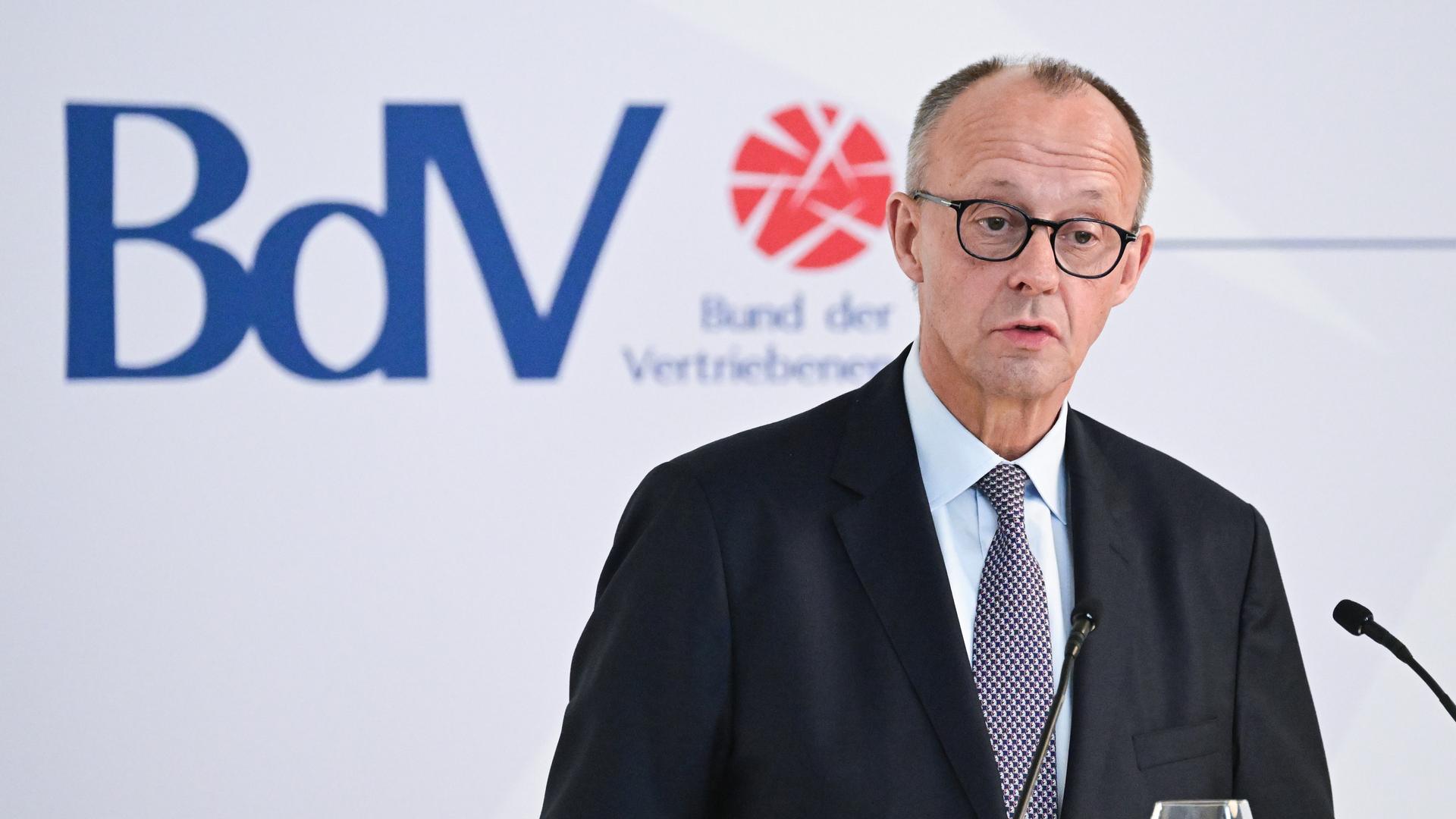 Bundeskanzler Friedrich Merz (CDU) spricht beim Festakt 75 Jahre Charta der deutschen Heimatvertriebenen im Neuen Schloss. Bundeskanzler Friedrich Merz (CDU) spricht beim Festakt 75 Jahre Charta der deutschen Heimatvertriebenen im Neuen Schloss.