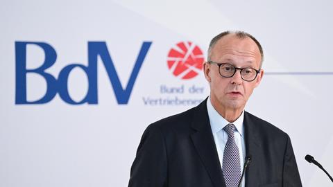 Bundeskanzler Friedrich Merz (CDU) spricht beim Festakt 75 Jahre Charta der deutschen Heimatvertriebenen im Neuen Schloss. 