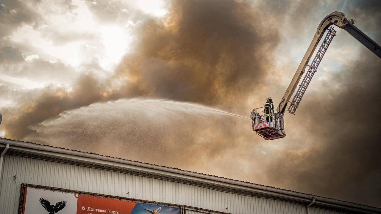 Zu sehen ist die ukrainische Feuerwehr bei der Brandbekämpfung in Odessa nach einem russischen Angriff.
