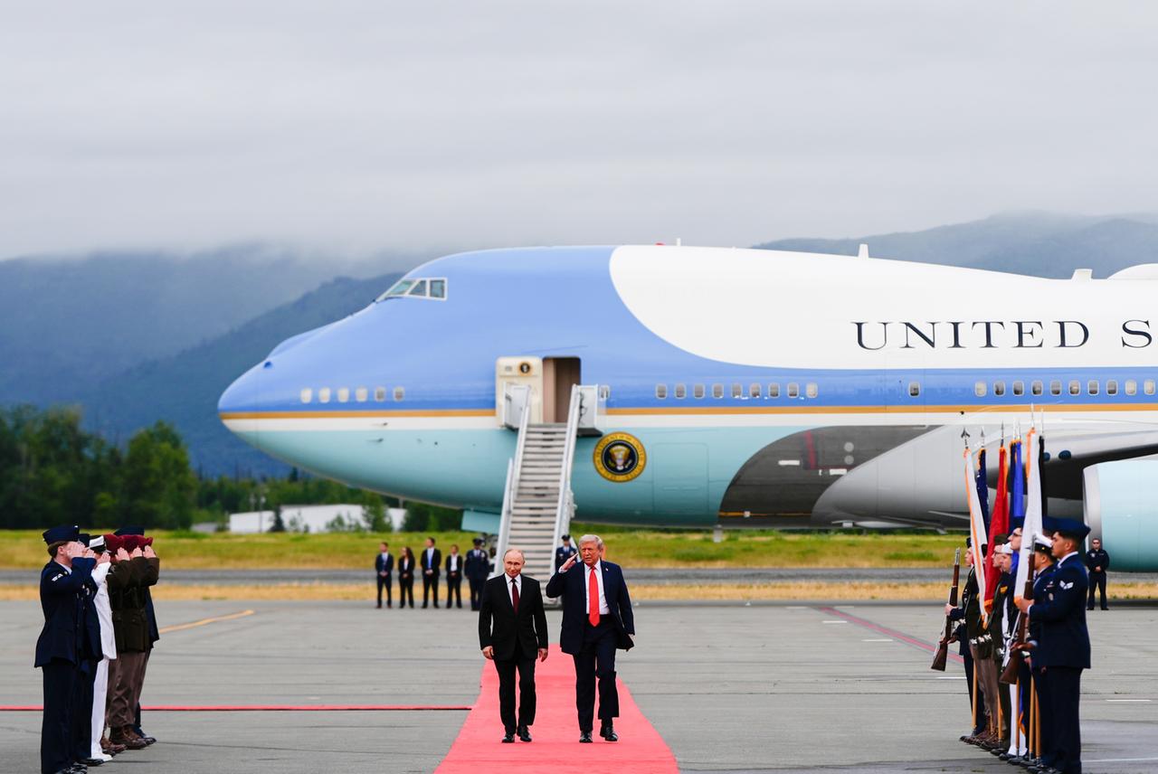 Das Foto zeigt den russischen Präsidenten Putin und US-Präsident Trump auf einem roten Teppich am Flughafen in Alaska. Das Foto zeigt den russischen Präsidenten Putin und US-Präsident Trump auf einem roten Teppich am Flughafen in Alaska.