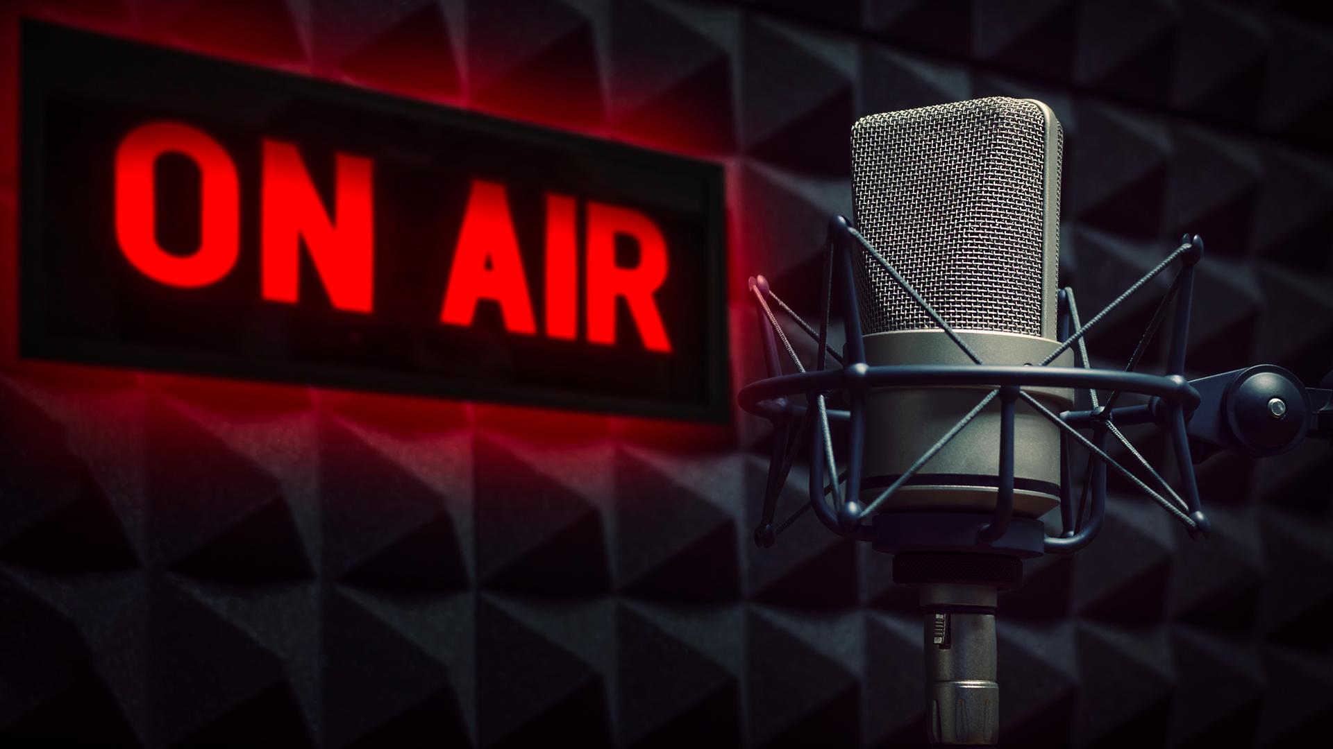 Radiostudio mit einem Mikrofon und einem Schild, das "On Air" anzeigt