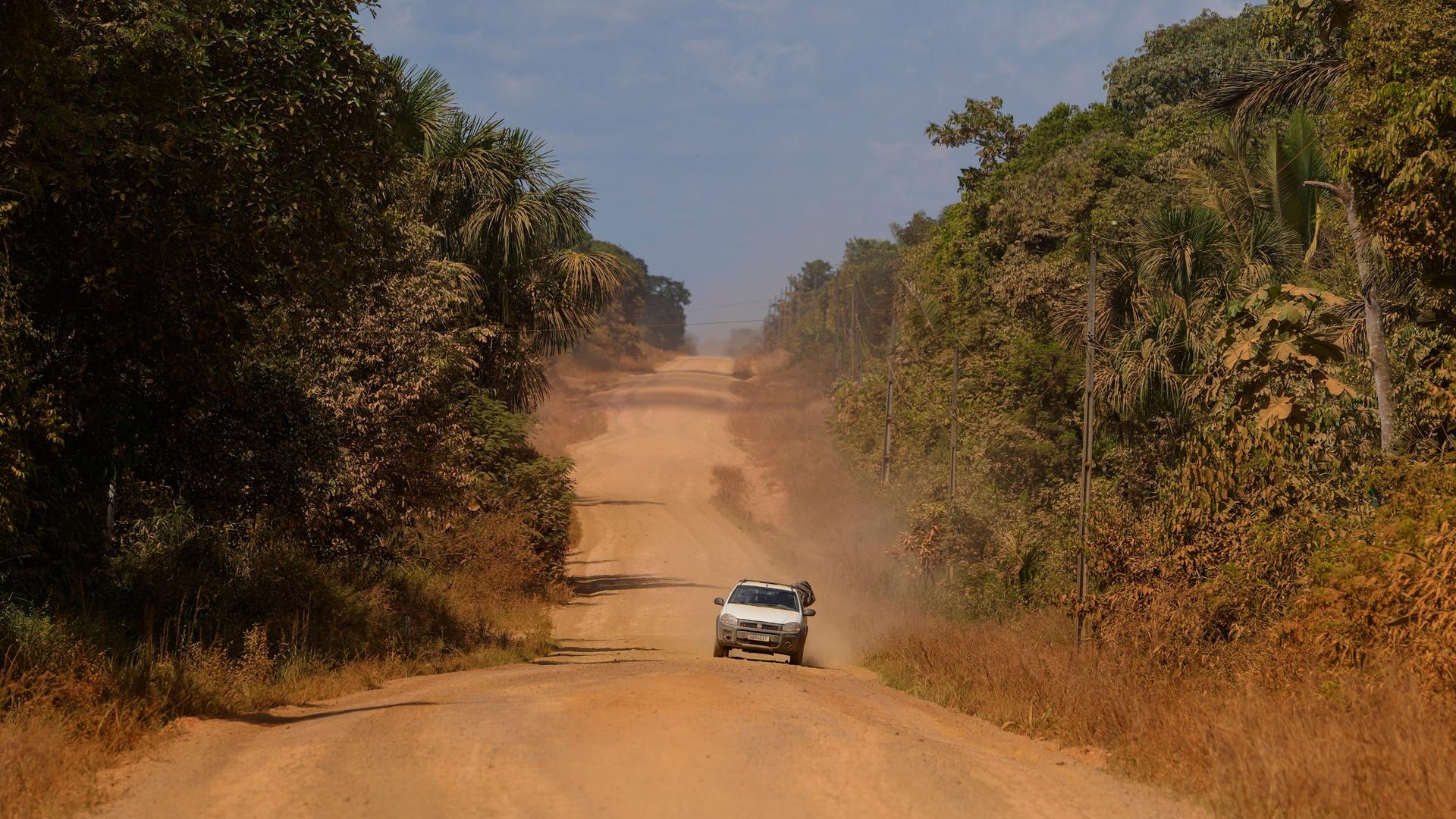 Ein Auto fährt auf einem staubigen Stück der Transamazonica-Straße in der Nähe von Humaita im brasilianischen Bundesstaat Amazonas. Ein Auto fährt auf einem staubigen Stück der Transamazonica-Straße in der Nähe von Humaita im brasilianischen Bundesstaat Amazonas.