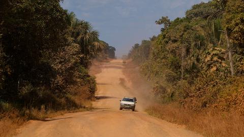 Ein Auto fährt auf einem staubigen Stück der Transamazonica-Straße in der Nähe von Humaita im brasilianischen Bundesstaat Amazonas. Ein Auto fährt auf einem staubigen Stück der Transamazonica-Straße in der Nähe von Humaita im brasilianischen Bundesstaat Amazonas.