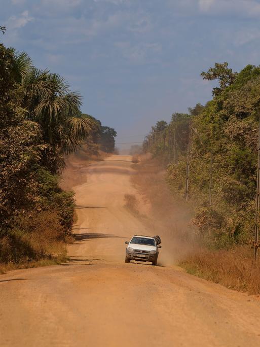 Ein Auto fährt auf einem staubigen Stück der Transamazonica-Straße in der Nähe von Humaita im brasilianischen Bundesstaat Amazonas. 