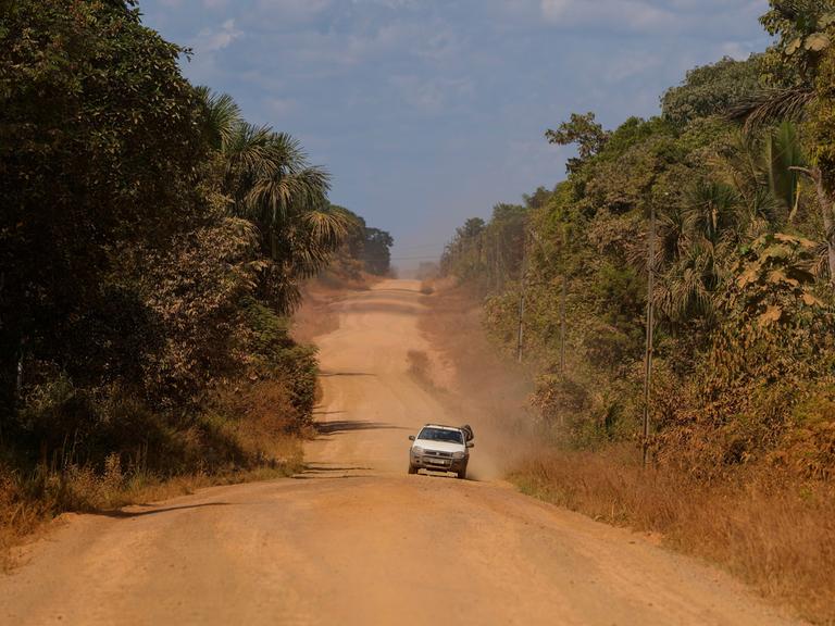 Ein Auto fährt auf einem staubigen Stück der Transamazonica-Straße in der Nähe von Humaita im brasilianischen Bundesstaat Amazonas. 