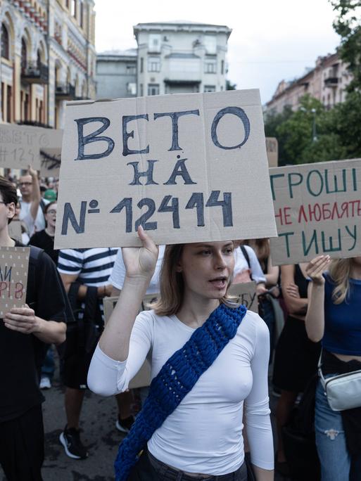 Demonstrierende mit Schildern protestieren gegen ein Gesetz, das dem Nationalen Antikorruptionsbüro (NABU) und der Speziellen Antikorruptionsstaatsanwaltschaft (SAPO) ihre Unabhängigkeit entzieht.