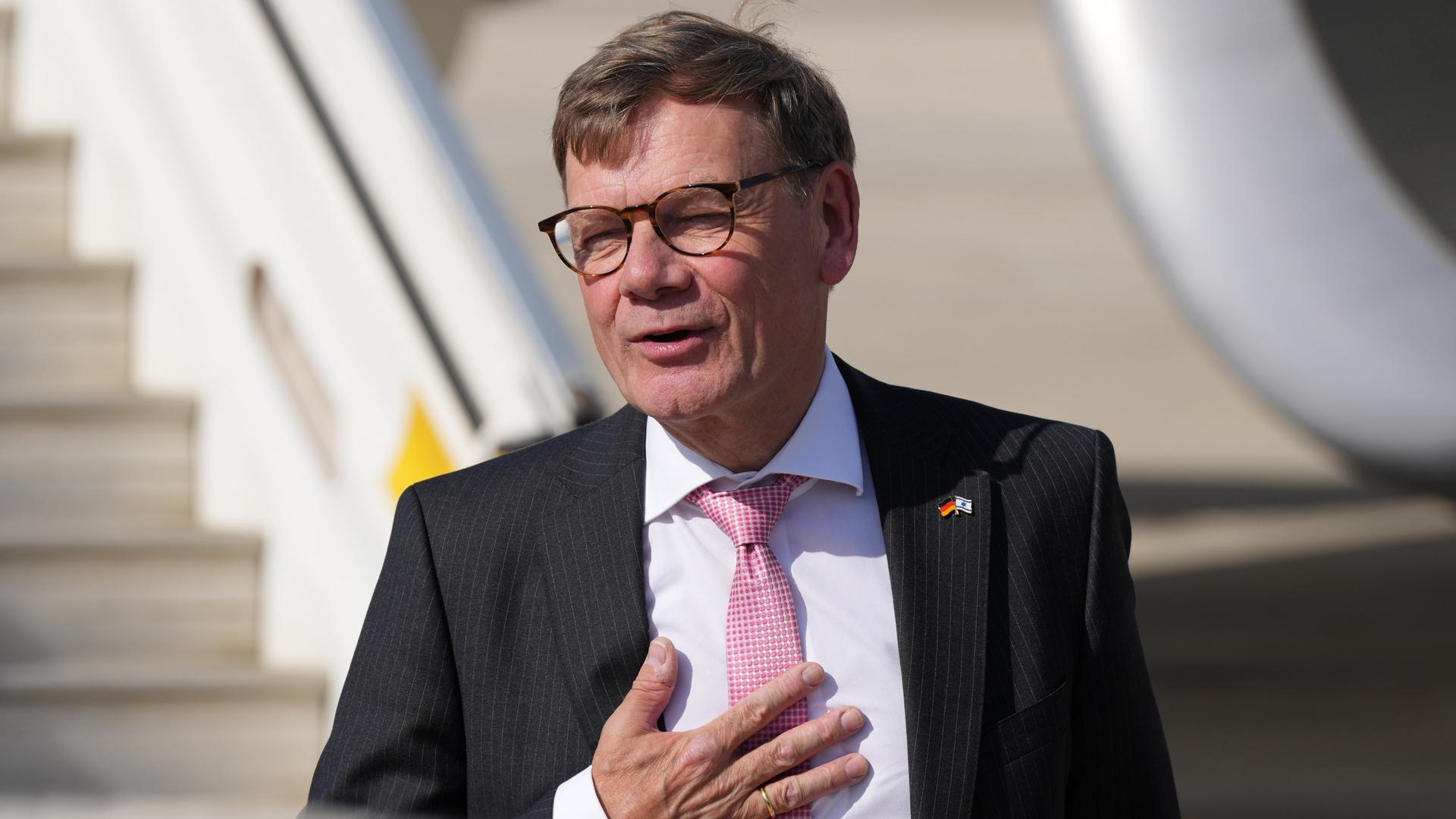 Tel Aviv: Bundesaußenminister Johann Wadephul (CDU) steht auf dem Flughafen nach seiner Ankunft.