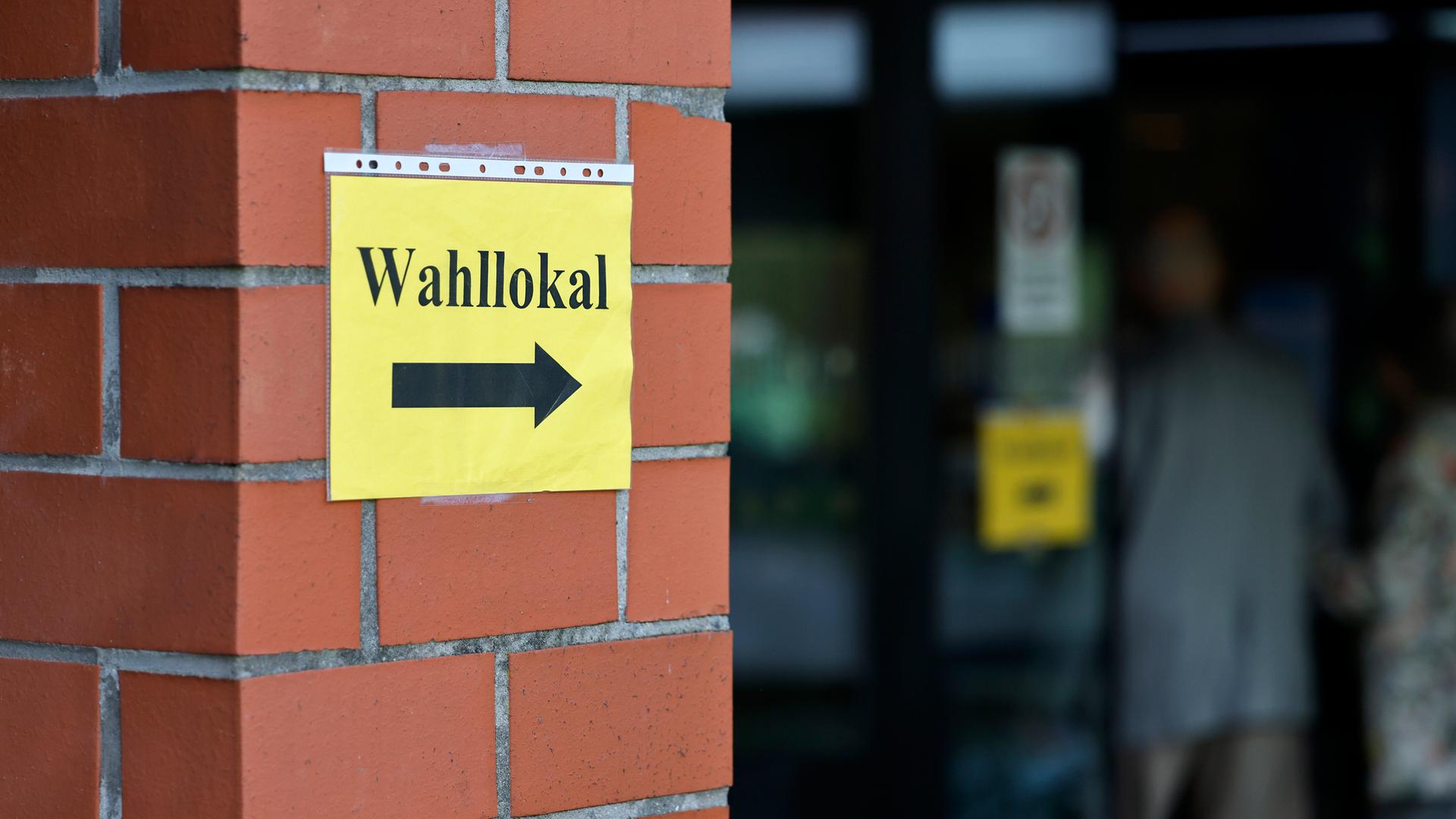 Ein Zettel weist den Weg zu einem Wahllokal in einem Altenheim. Laut letzter Umfragen wird damit gerechnet, dass die AfD bei den Kommunalwahlen in NRW deutlich zulegen wird. (Themenbild, Symbolbild) Frechen, 14.09.2025 Ein Zettel weist den Weg zu einem Wahllokal in einem Altenheim. Laut letzter Umfragen wird damit gerechnet, dass die AfD bei den Kommunalwahlen in NRW deutlich zulegen wird. (Themenbild, Symbolbild) Frechen, 14.09.2025