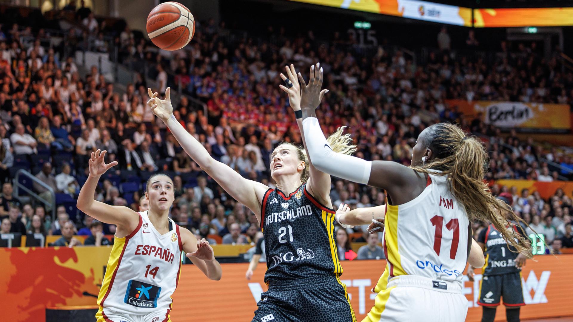 Basketball-WM: Awa Fam (rechts, Spanien) kämpft beim Spiel um den 3. Platz gegen Marie Gülich (Mitte, Deutschland) um den Ball.